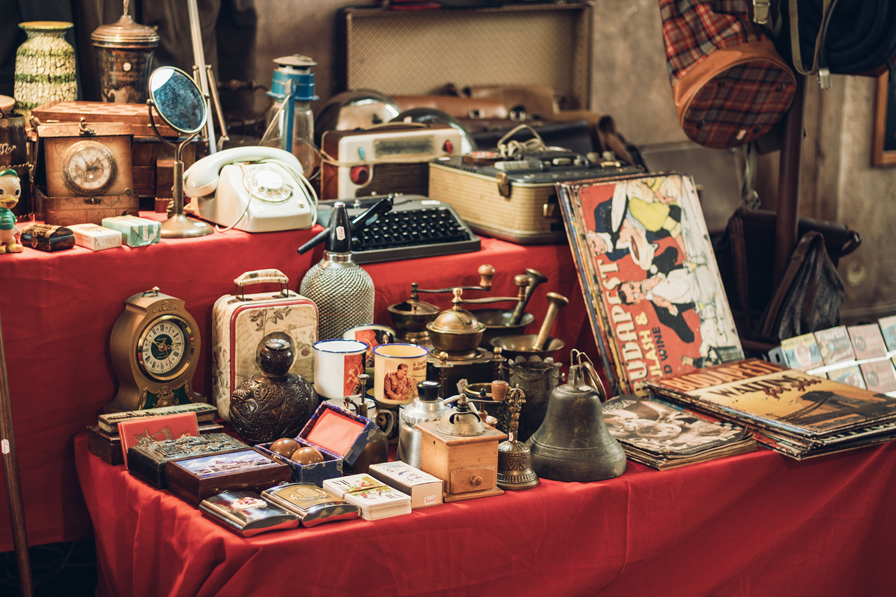 Kleine Gruppe von Vintage-Objekte auf einem Flohmarkt